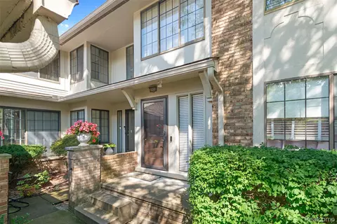 6900 Pebblecreek Woods Dr, West Bloomfield, MI 48322