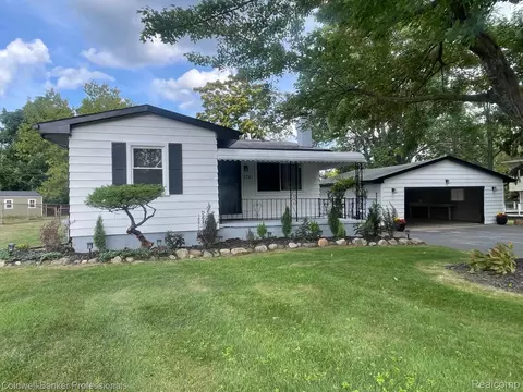 2761 Gorlad St, Lake Orion, MI 48360