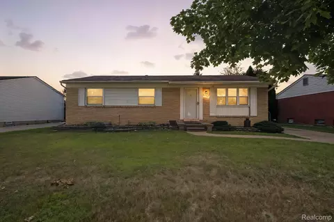 429 Cambridge Ave, South Lyon, MI 48178