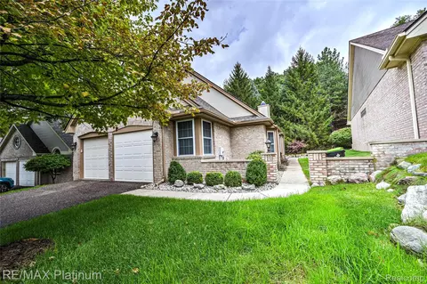 807 Whisperwood Dr #70, Fenton, MI 48430