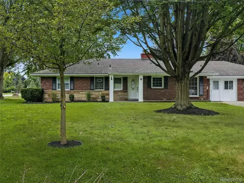 38580 Asbury Park St, Clinton Township, MI 48036