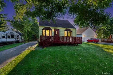5089 Auker Dr, Grand Blanc, MI 48507
