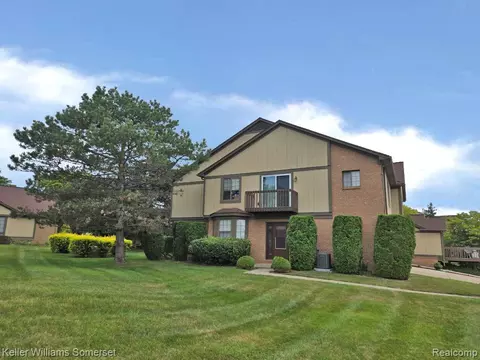 71 Meadow Wood Dr, Rochester Hills, MI 48307