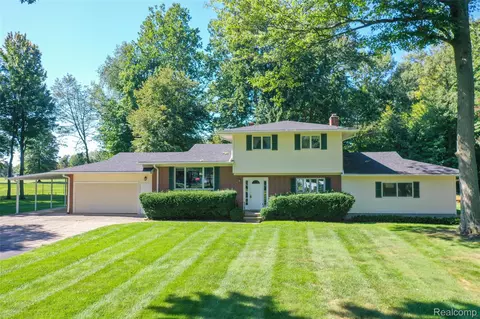 6158 Golfview Dr, Burton, MI 48509