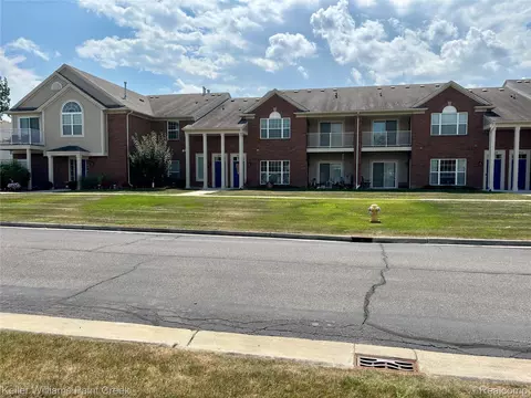 28244 S Pointe Ln, New Baltimore, MI 48051
