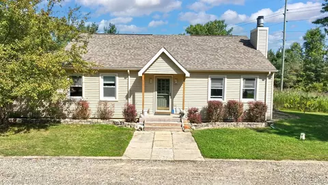 420 W Oakwood Rd, Oxford, MI 48371
