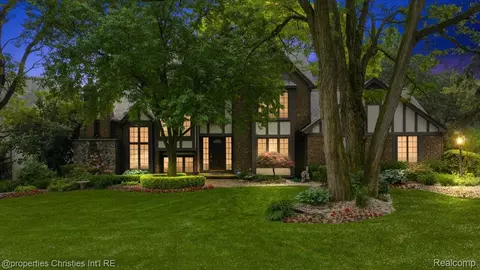 29812 Briarwood Ct, Farmington, MI 48331