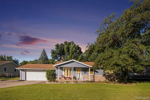 477 Chicago Dr, Oceola, MI 48843