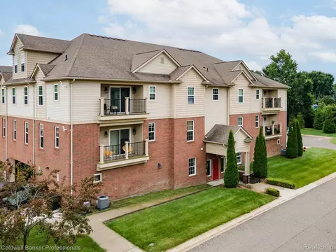 5656 Flagstaff Pines Dr, Shelby Township, MI 48317