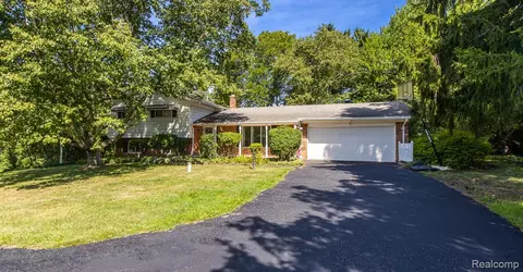8410 Elizabeth Lake Rd, White Lake, MI 48386