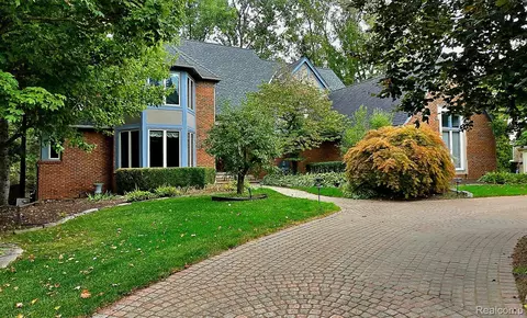 27950 Copper Creek Ln, Farmington, MI 48331