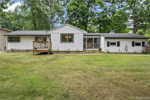 1453 Woodlow St, Waterford, MI 48328