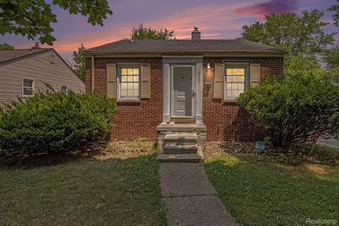 19331 Kingsville St, Harper Woods, MI 48225