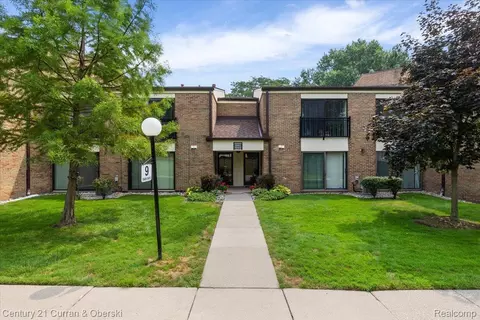 18415 University Park Dr, Livonia, MI 48152