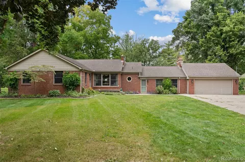 38481 Riverside Dr, Clinton Township, MI 48036