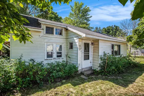 6421 Elizabeth Lake Rd, Waterford, MI 48327