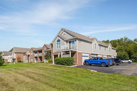 28338 Adler Park Dr S, Chesterfield, MI 48051