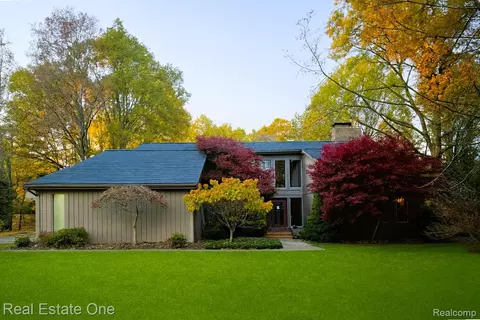1065 Manderly Dr, Milford, MI 48381
