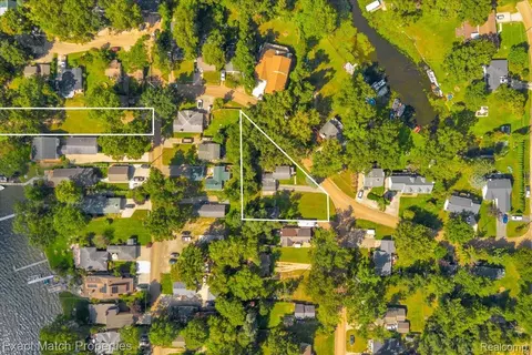 9467 Leona St, White Lake, MI 48386