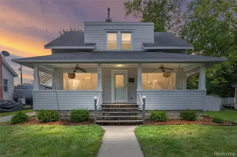 709 E Clinton St, Howell, MI 48843