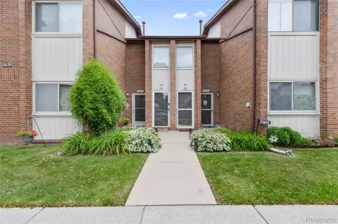 33905 Pondview Cir, Livonia, MI 48152