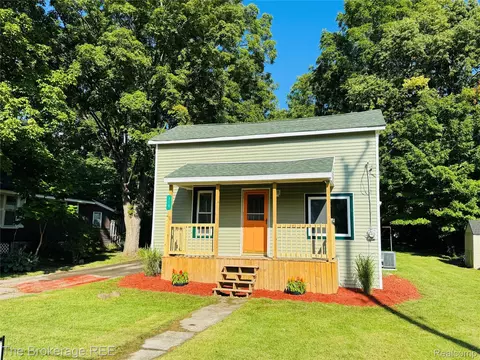 210 N Hazelton St, Flushing, MI 48433