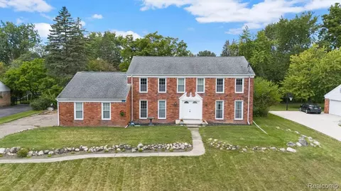 5710 Hobnail Cir, West Bloomfield, MI 48322