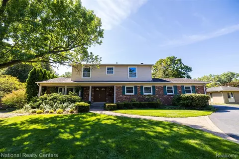 2875 W Wattles Rd, Troy, MI 48098