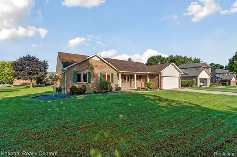 19695 Sussex Ave, Livonia, MI 48152