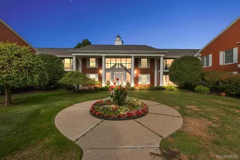 19710 W 13 Mile Rd #202, Beverly Hills, MI 48025