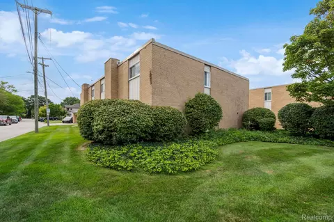 28111 Jefferson Ave #8, Saint Clair Shores, MI 48081