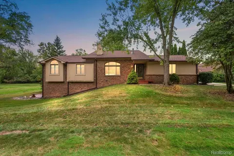 7481 Hickory Hill Dr #25, West Bloomfield, MI 48322