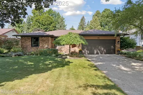 806 Abbey Ln, Milford, MI 48381