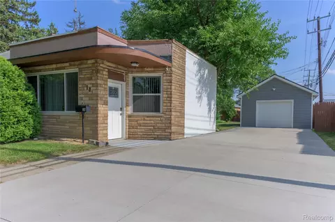 18 E Rutgers Ave, Pontiac, MI 48340