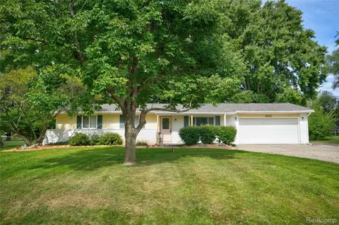 6411 Brookview Dr, Grand Blanc, MI 48439