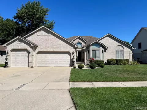 16513 Edinburgh Dr, Clinton Township, MI 48038