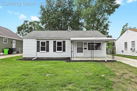 25103 Fern St, Roseville, MI 48066