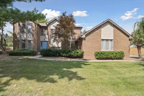 46328 N Northvalley Dr, Northville, MI 48167