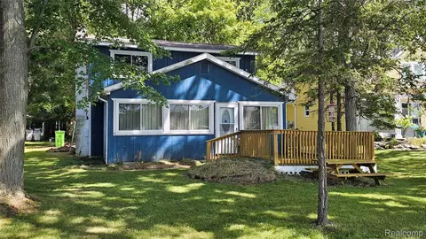 10250 Buhl Dr, Lakeland, MI 48143