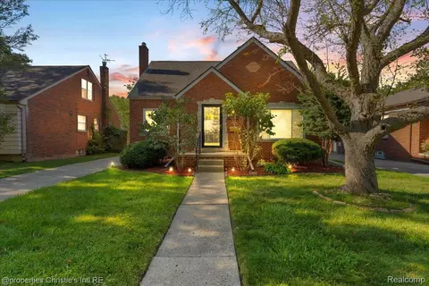 20006 Lochmoor St, Harper Woods, MI 48225