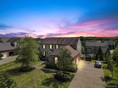 296 Mill House Dr, Oakland, MI 48363