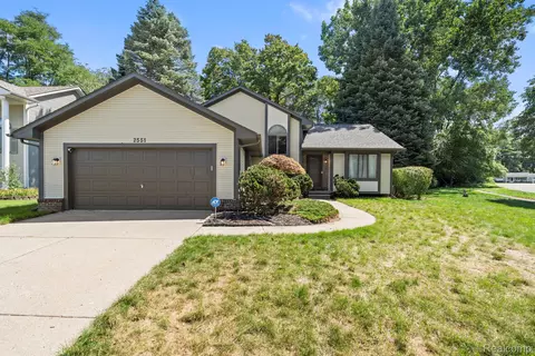 2551 Woodbourne Dr, Waterford, MI 48329
