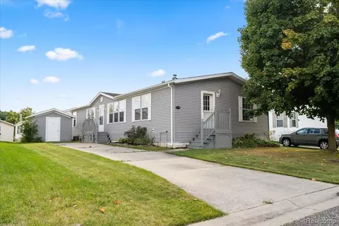 11796 Beachwood Ct, Green Oak, MI 48178