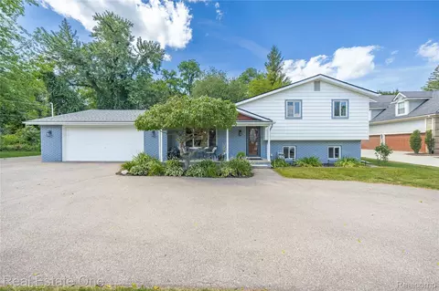 2716 Warner Dr, West Bloomfield, MI 48324