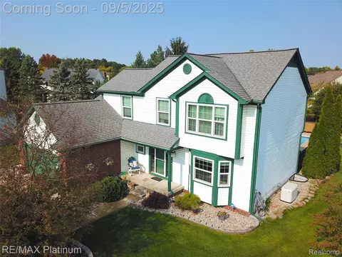 1827 Oak Squire Ct, Howell, MI 48855