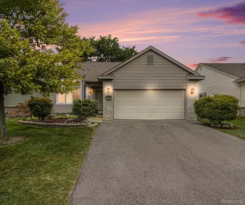 28692 Bayberry Park Dr, Livonia, MI 48154