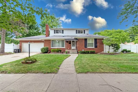 22141 Edmunton St, Saint Clair Shores, MI 48080