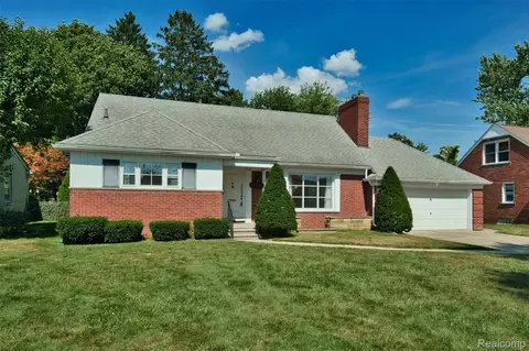 826 Shoreham Rd, Grosse Pointe Woods, MI 48236