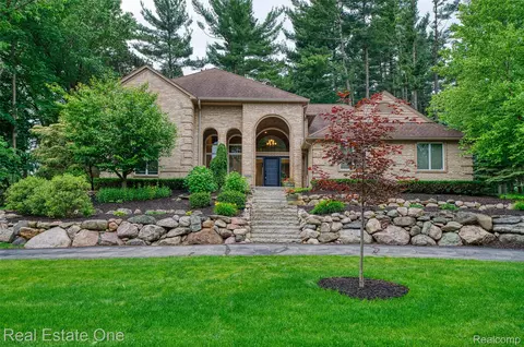 5258 Hidden Pines Dr, Genoa, MI 48116