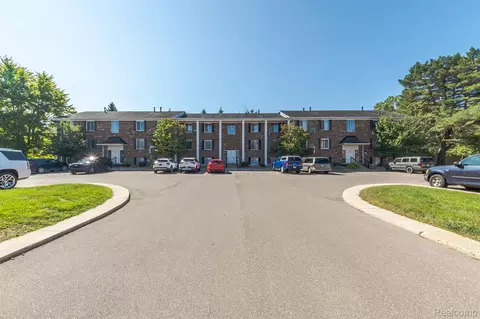 505 W Highland Rd, Howell, MI 48843